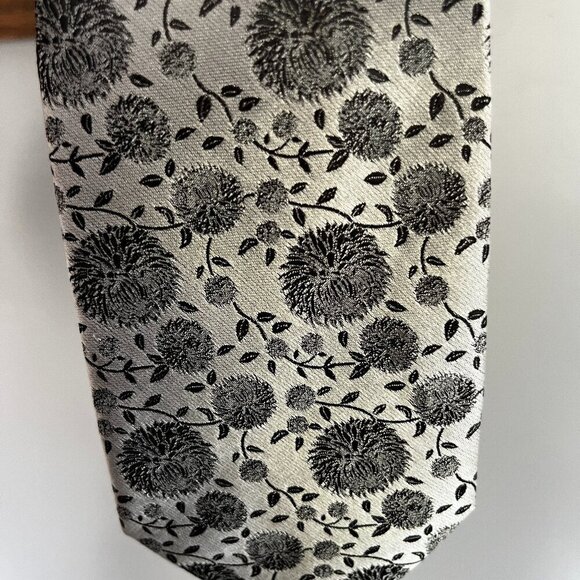 Montebello Italia 100% Silk Silver Floral Men's Tie - Picture 3 of 6